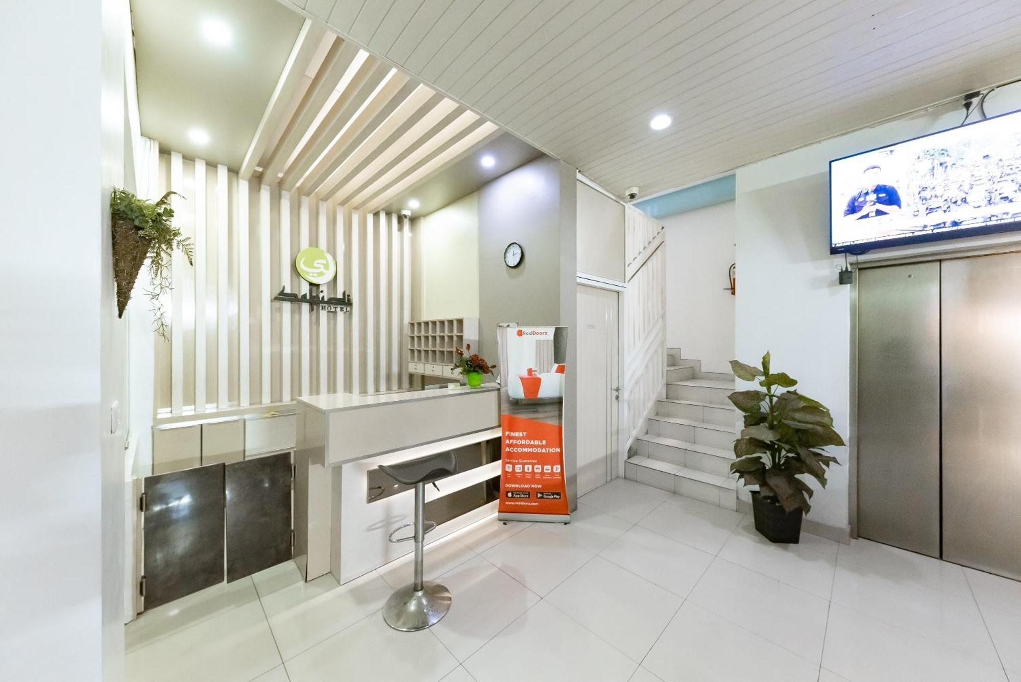 Hotel Reddoorz Near Pasar Baru Bandung Esterno foto