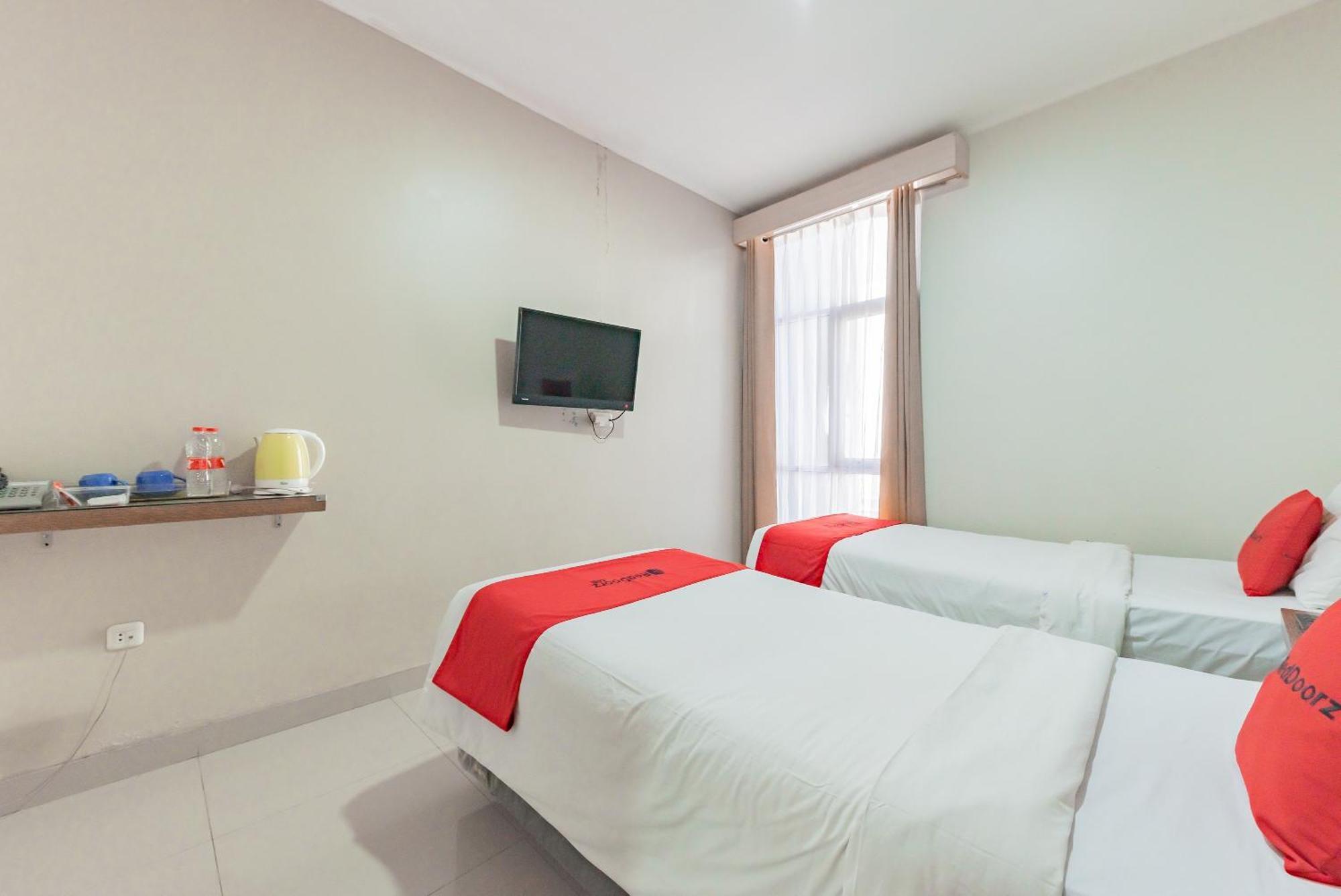 Hotel Reddoorz Near Pasar Baru Bandung Esterno foto