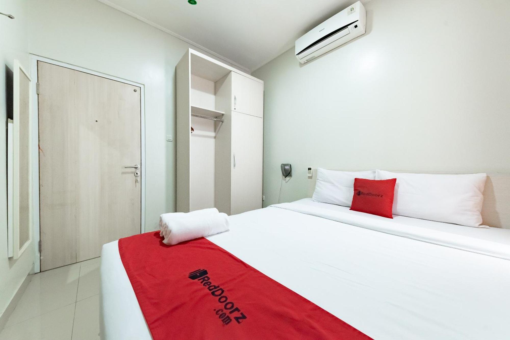 Hotel Reddoorz Near Pasar Baru Bandung Esterno foto