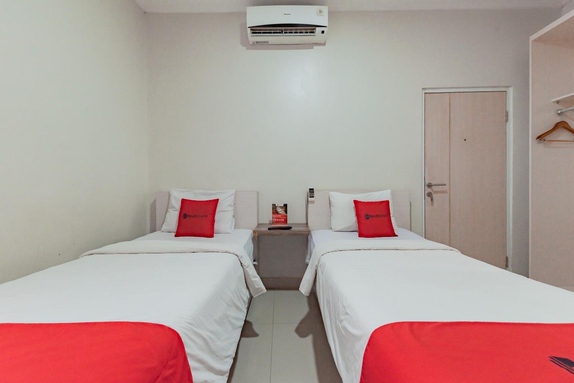 Hotel Reddoorz Near Pasar Baru Bandung Esterno foto