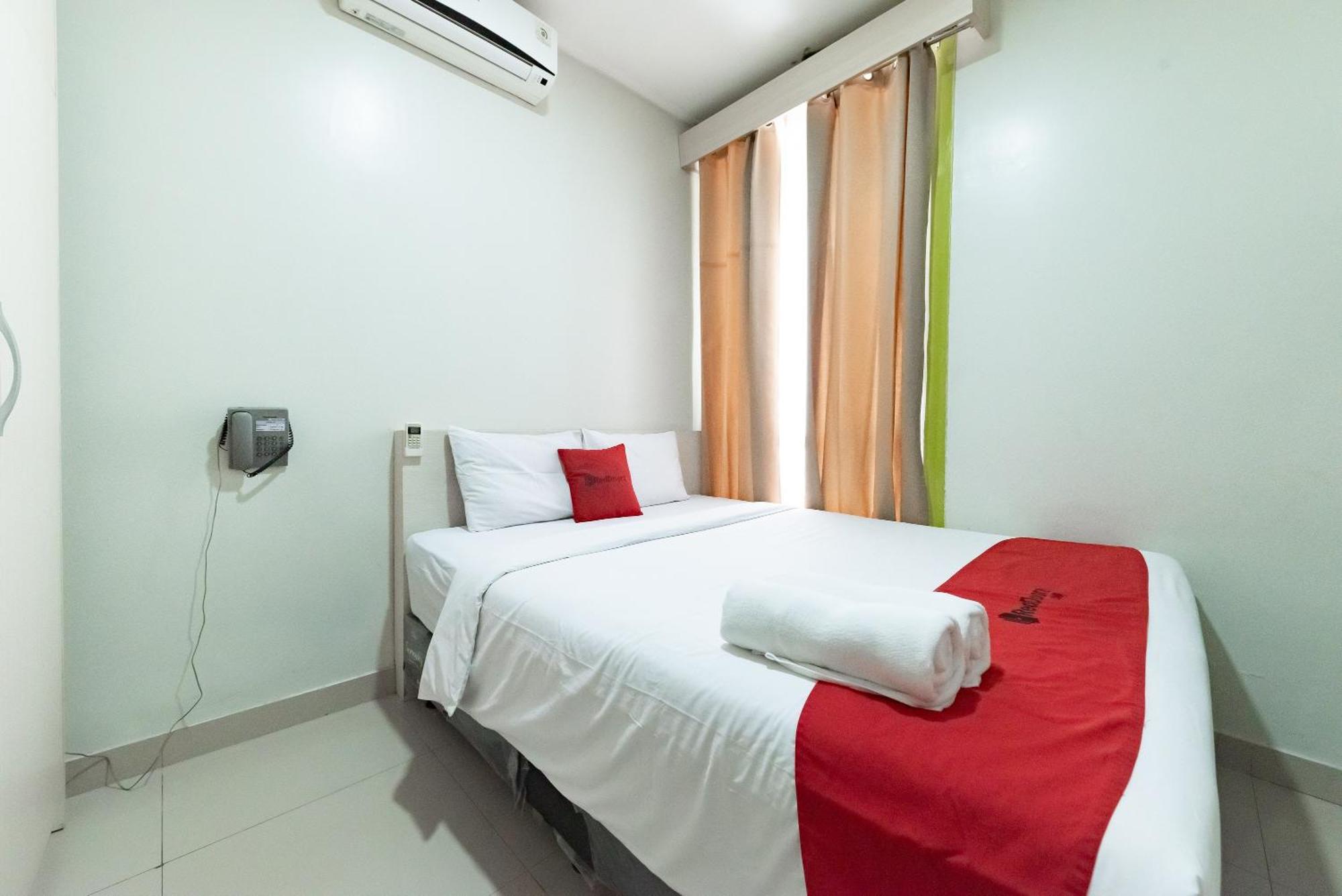 Hotel Reddoorz Near Pasar Baru Bandung Esterno foto