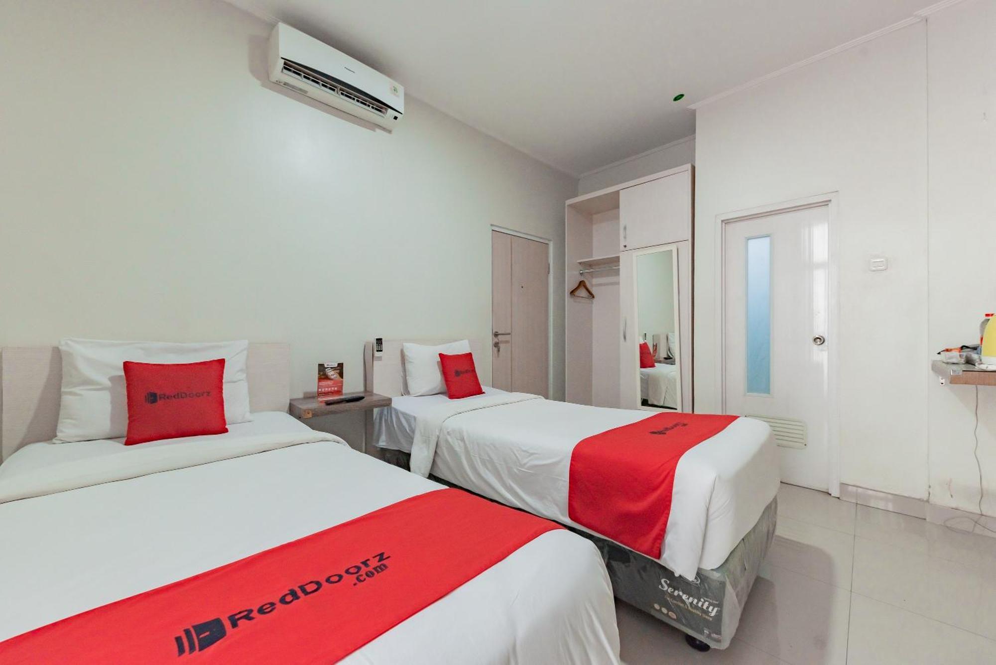 Hotel Reddoorz Near Pasar Baru Bandung Esterno foto